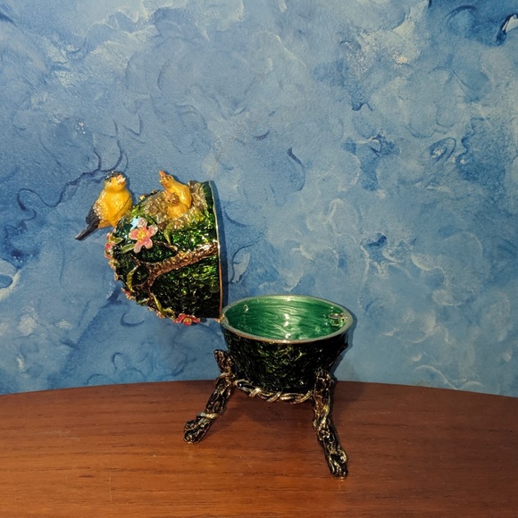 Ruling the Nest Enameled Egg - Picture 4 of 4